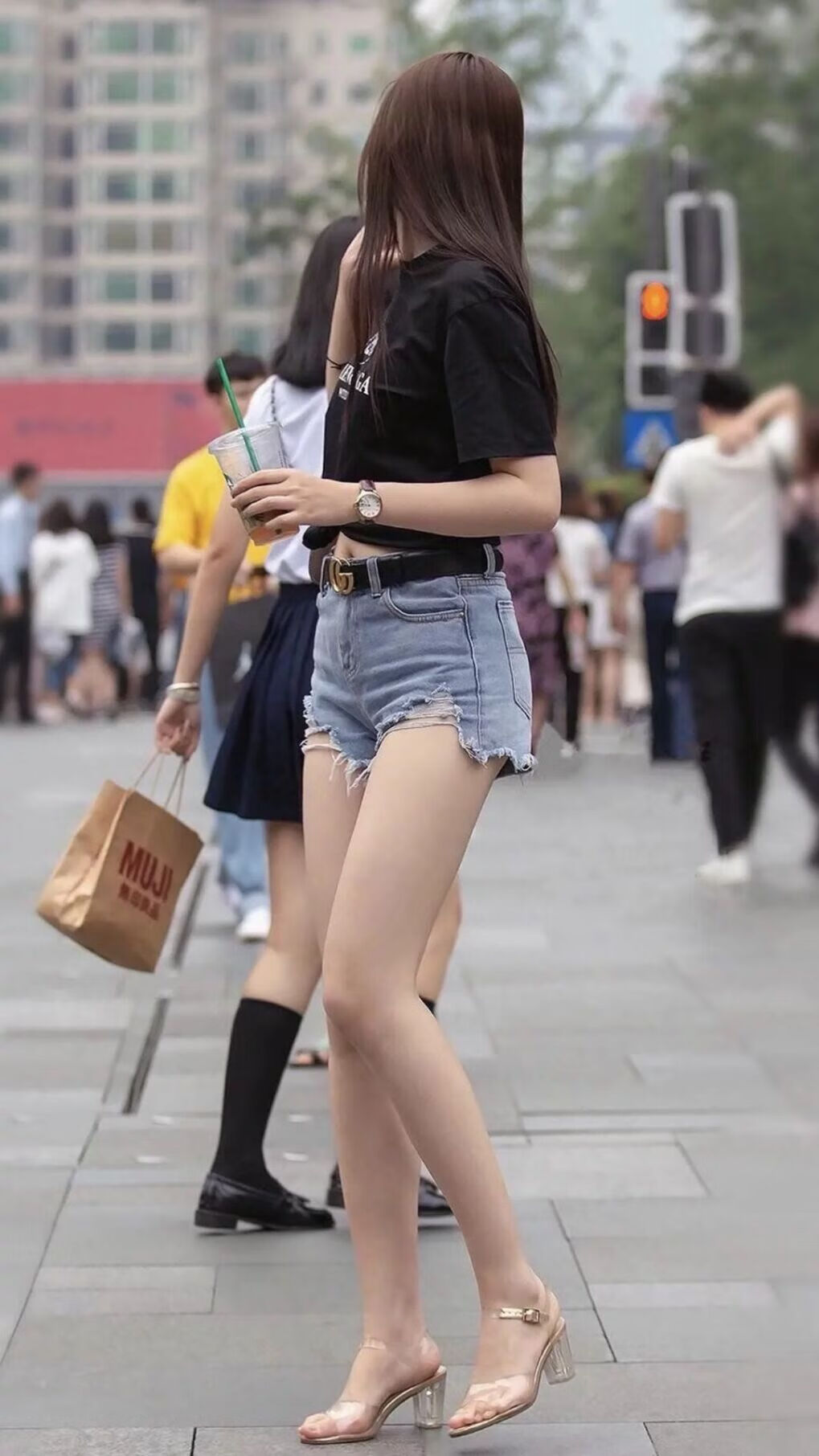 西甲比赛节奏快，精彩瞬间频繁出现，精彩操作令人振奋，西甲的赛制