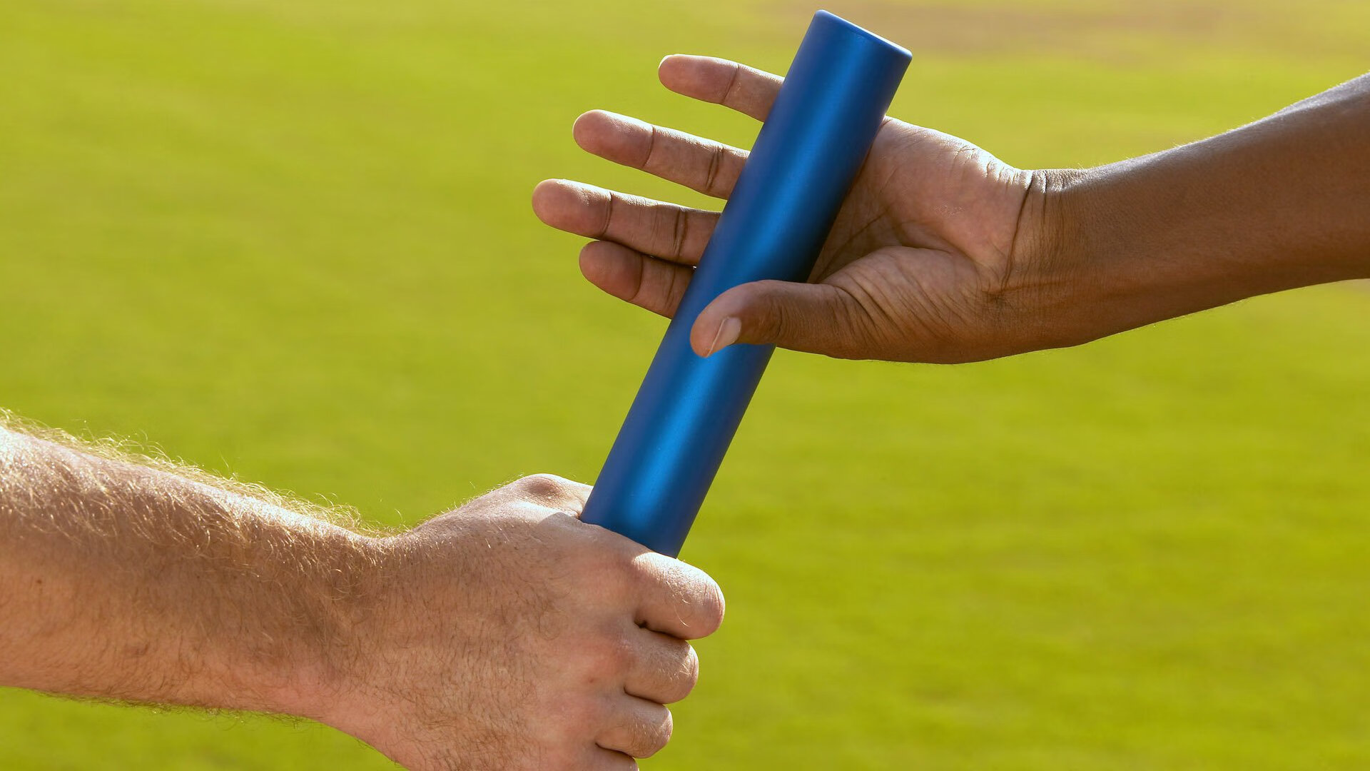 _天幕下的极光穿越：自然奇观中的极限竞赛_，极光的天空